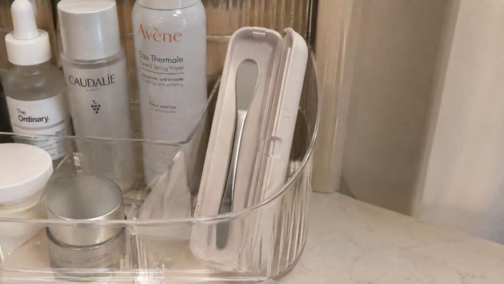 How to store stainless skincare spatula safely in a protective storage case