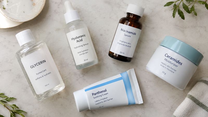Glycerin, hyaluronic acid, niacinamide and ceramide ingredients in a moisturizer for oily dehydrated skin